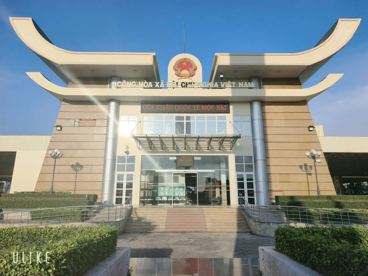 Front of Moc Bai International Border Gate, Vietnam side